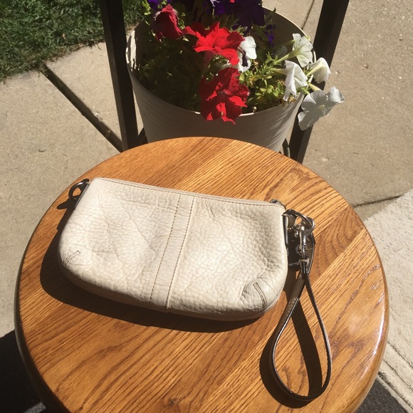 Lovely White Leather COACH Wristlet - Picture 6 of 6